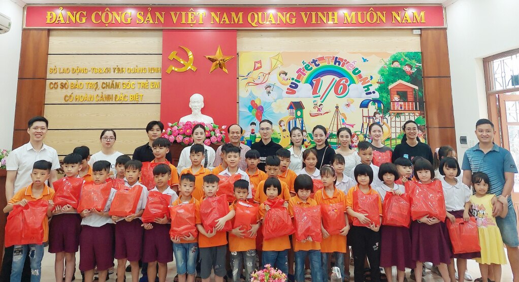 Đại diện Hội Bảo trợ NKT-TMC tỉnh và Nhóm từ thiện Hạ Long Xanh trao tặng quà, trao hỗ trợ cho trẻ em tại Cơ sở bảo trợ, chăm sóc trẻ em có hoàn cảnh đặc biệt tỉnh.