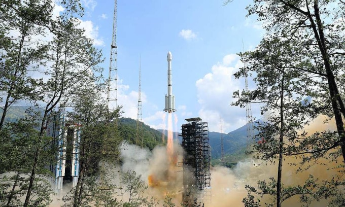 Tên lửa Trường Chinh-3B mang theo vệ tinh định vị Bắc Đẩu  phóng đi từ Trung tâm Phóng Vệ tinh Tây Xương, tỉnh Tứ Xuyên, tây nam Trung Quốc, ngày 17/5. Ảnh: CFP
