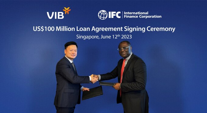 Ông Lê Quang Trung - Giám đốc khối guồn vốn và ngoại hối VIB (trái) cùng đại diện IFC (phải) tại buổi ký kết khoản vay. Ảnh: VIB
