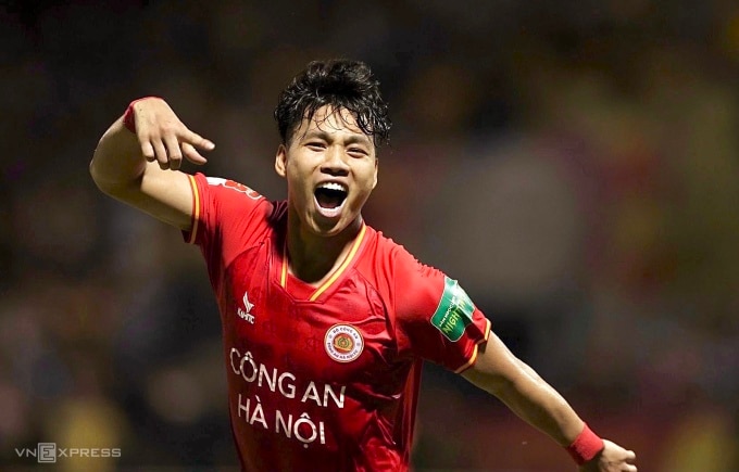 Vũ Văn Thanh ăn mừng bàn ấn định chiến thắng 4-1 cho Công an Hà Nội trước Thanh Hoá ở vòng 11 V-League 2023. Ảnh: Lâm Thoả