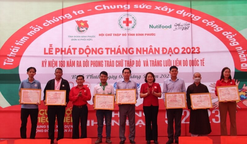  Tháng nhân đạo năm 2023 các cấp hội chữ thập đỏ trong toàn tỉnh Bình Phước đã vận động, thực hiện trên 10 tỷ đồng, đã trợ giúp trên 20.000 lượt người nghèo, người có hoàn cảnh khó khăn.