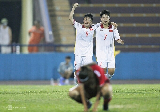 Ngọc Minh Chuyên (số 9) lập cú đúp giúp Việt Nam thắng Lebanon 3-0 ở lượt trận hai bảng A vòng loại hai U20 nữ châu Á 2024. Ảnh: Hoàng Ca