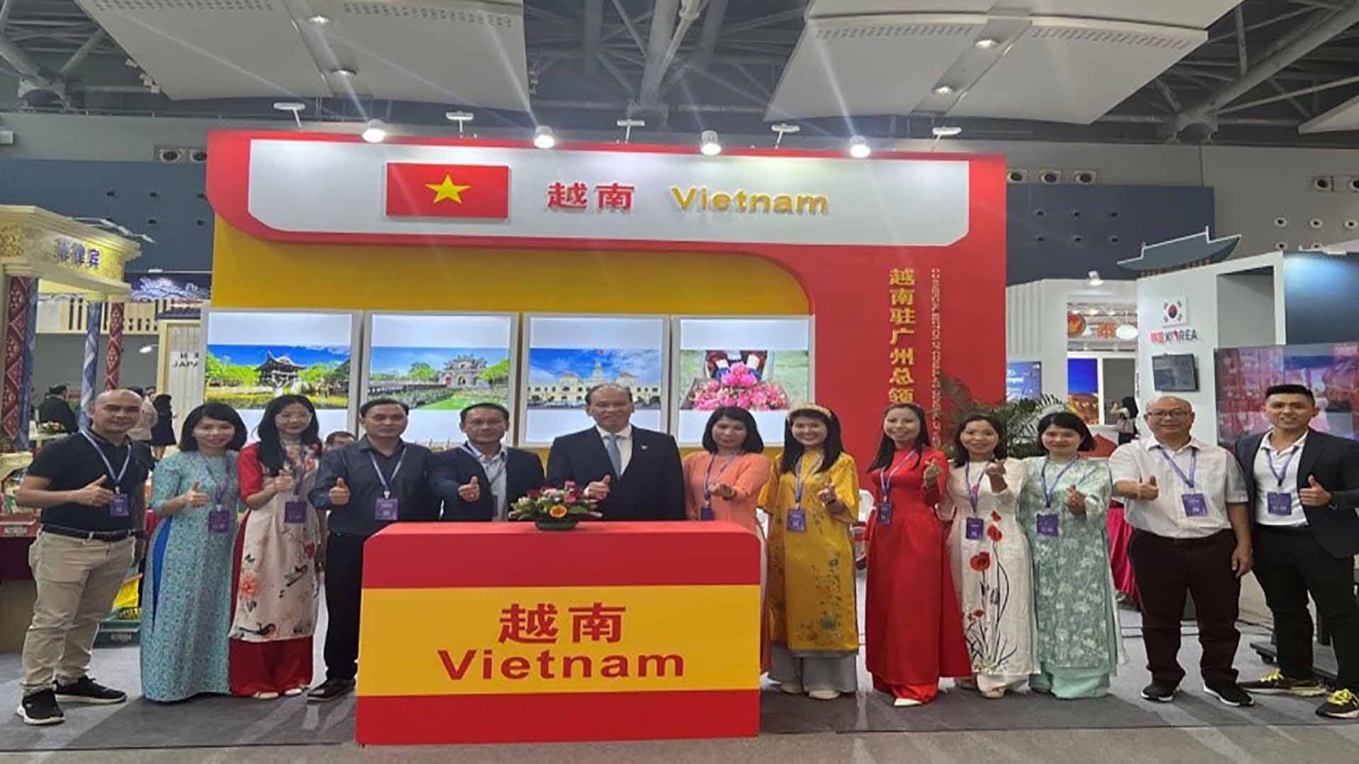 Việt Nam tham gia Gian hàng quốc gia, trưng bày các sản phẩm tiêu biểu như thủ công mỹ nghệ, trái cây, thực phẩm chế biến.