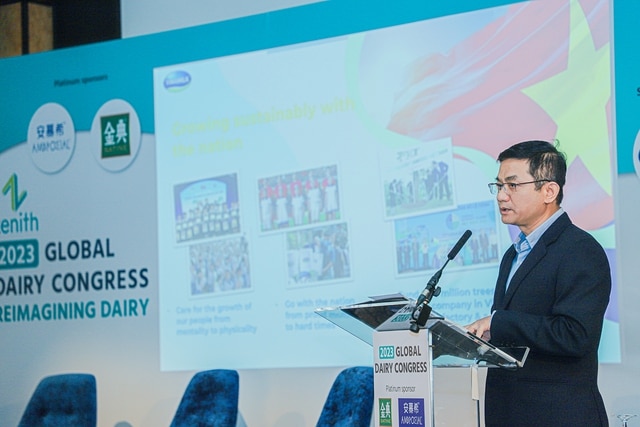 Ông Nguyễn Quang Trí - Giám đốc Điều hành Marketing, đại diện Vinamilk trình bày tham luận tại hội nghị năm nay