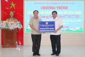 Bộ trưởng Bộ Kế hoạch và Đầu tư Nguyễn Chí Dũng thăm và tặng quà cho gia đình có công với cách mạng tại Quảng Trị
