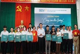 Ngân hàng TMCP Đầu tư và Phát triển Việt Nam tặng 150 suất học bổng cho học sinh nghèo vượt khó