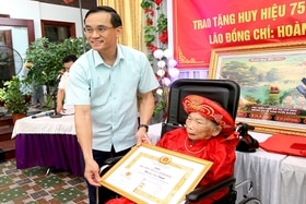Trao tặng Huy hiệu 75 năm tuổi Đảng cho đảng viên lão thành