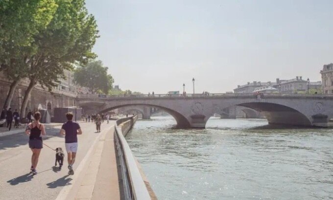 Người Paris thường chạy bộ dọc sông Seine để tập thể dục.