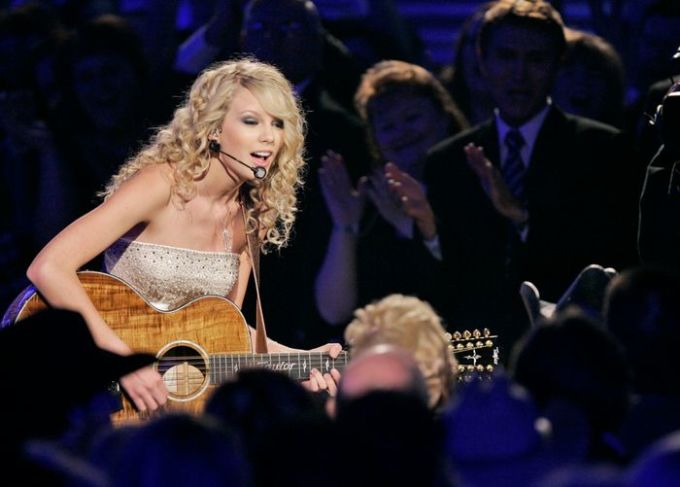 Taylor Swift biểu diễn Tim McGraw tại Lễ trao giải Academy of Country Music năm 2007. Ảnh: AP