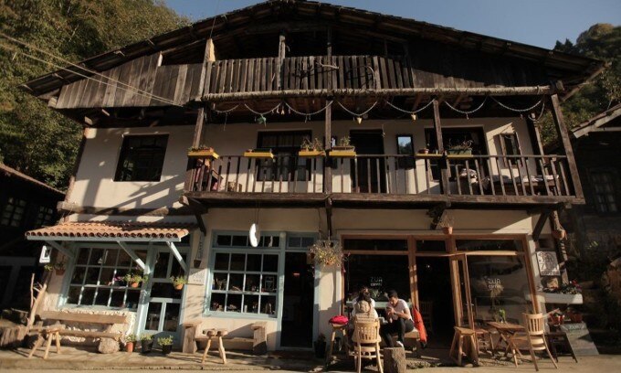 Một quán cà phê nhà gỗ ở làng làng Şenyuva.