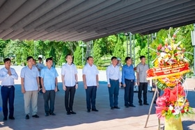Bộ trưởng Bộ VH, TT&DL Nguyễn Văn Hùng tri ân các anh hùng liệt sĩ