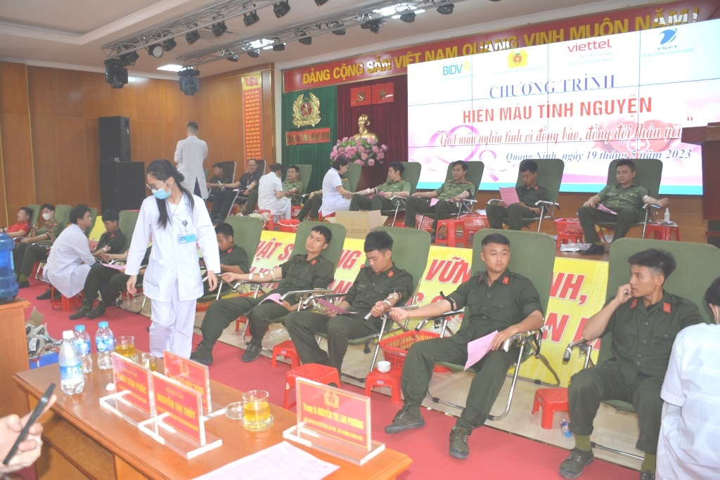 Cán bộ, chiến sĩ Công an tỉnh Quảng Ninh tham gia hiến máu.