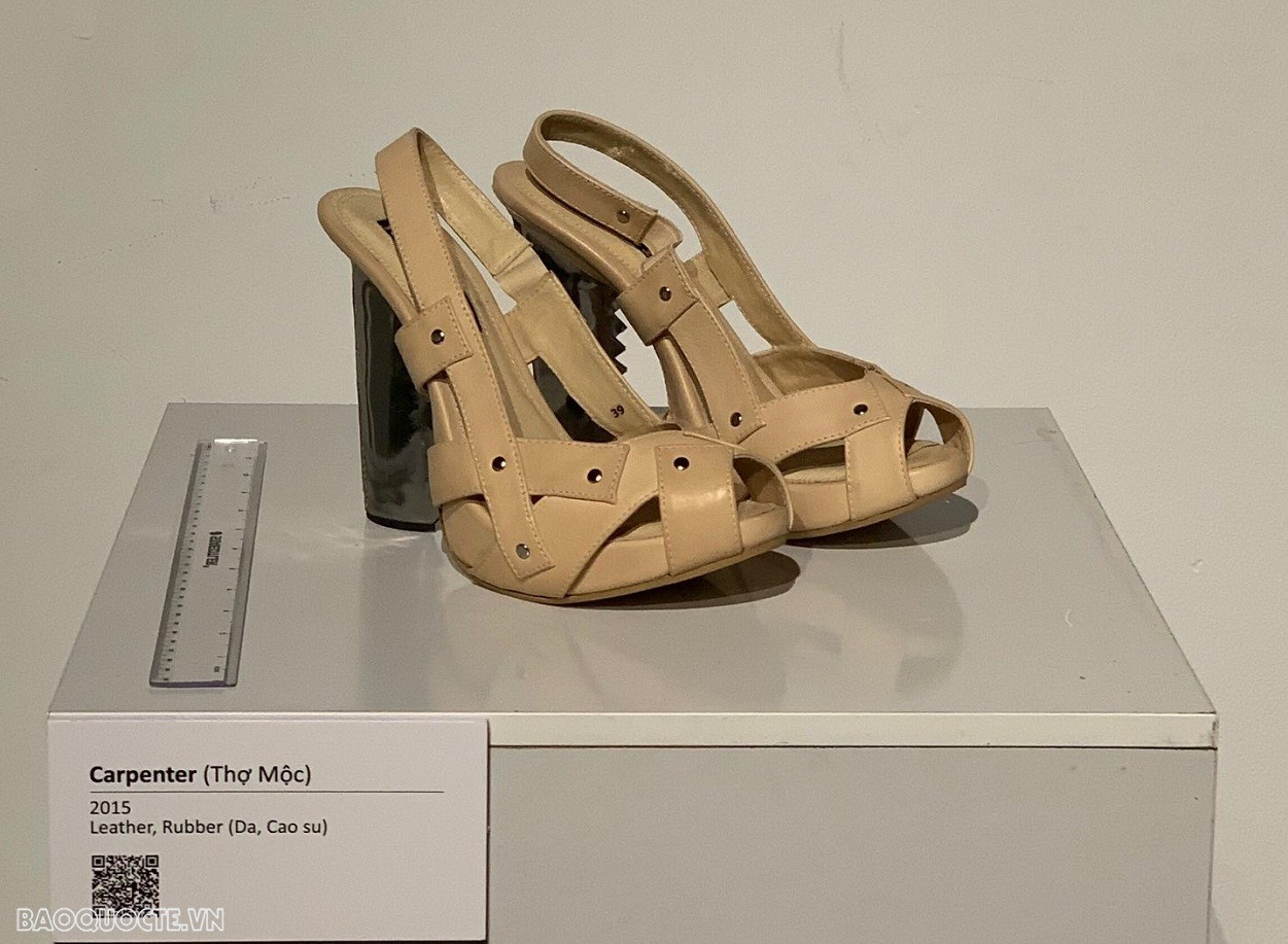 Nhà thiết kế giày người Israel từng thiết kế cho Lady Gaga khai mạc triển lãm nghệ thuật tại Hà Nội