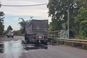 Xử lý tình trạng mất trật tự an toàn giao thông do xe tải nặng dừng đổ tiếp nước mui
