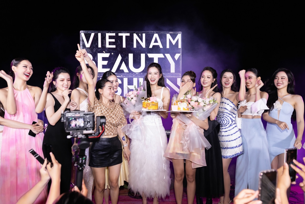 Hoa hậu Đỗ Thị Hà khoe nhan sắc gợi cảm ở tuổi 22 11