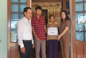 Chủ nhiệm Ủy ban Kiểm tra Tỉnh ủy Hồ Thị Thu Hằng thăm, tặng quà các gia đình chính sách