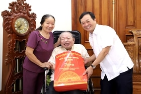 Chủ tịch UBND tỉnh Bùi Văn Quang thăm, tặng quà người có công tại thành phố Việt Trì