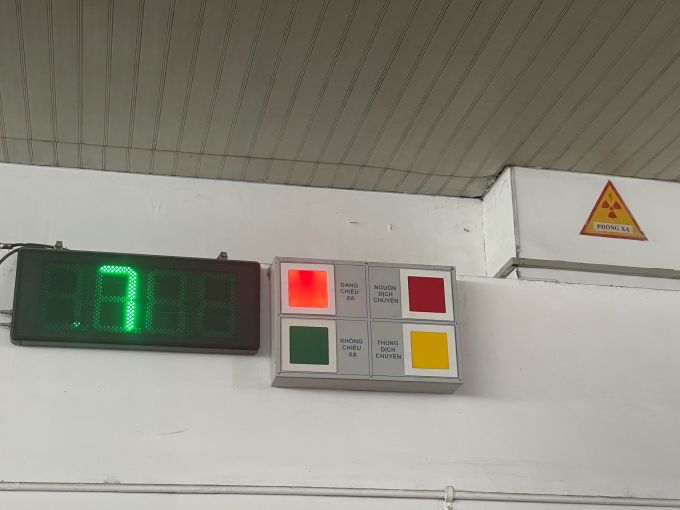 Đèn báo trạng thái hoạt động máy chiếu xạ và bangrg cảnh báo phóng xạ tại Vinagamma. Ảnh: Hà An