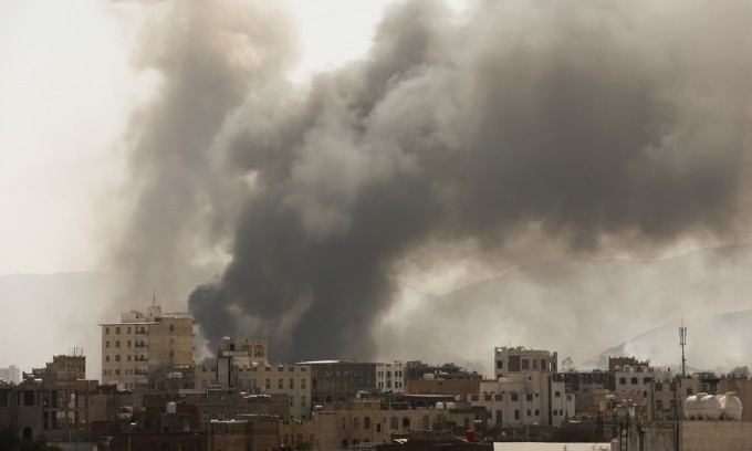 Khói bốc lên từ địa điểm xảy ra các cuộc không kích ở thủ đô Sanaa, Yemen, hồi tháng 3/2021. Ảnh: Reuters