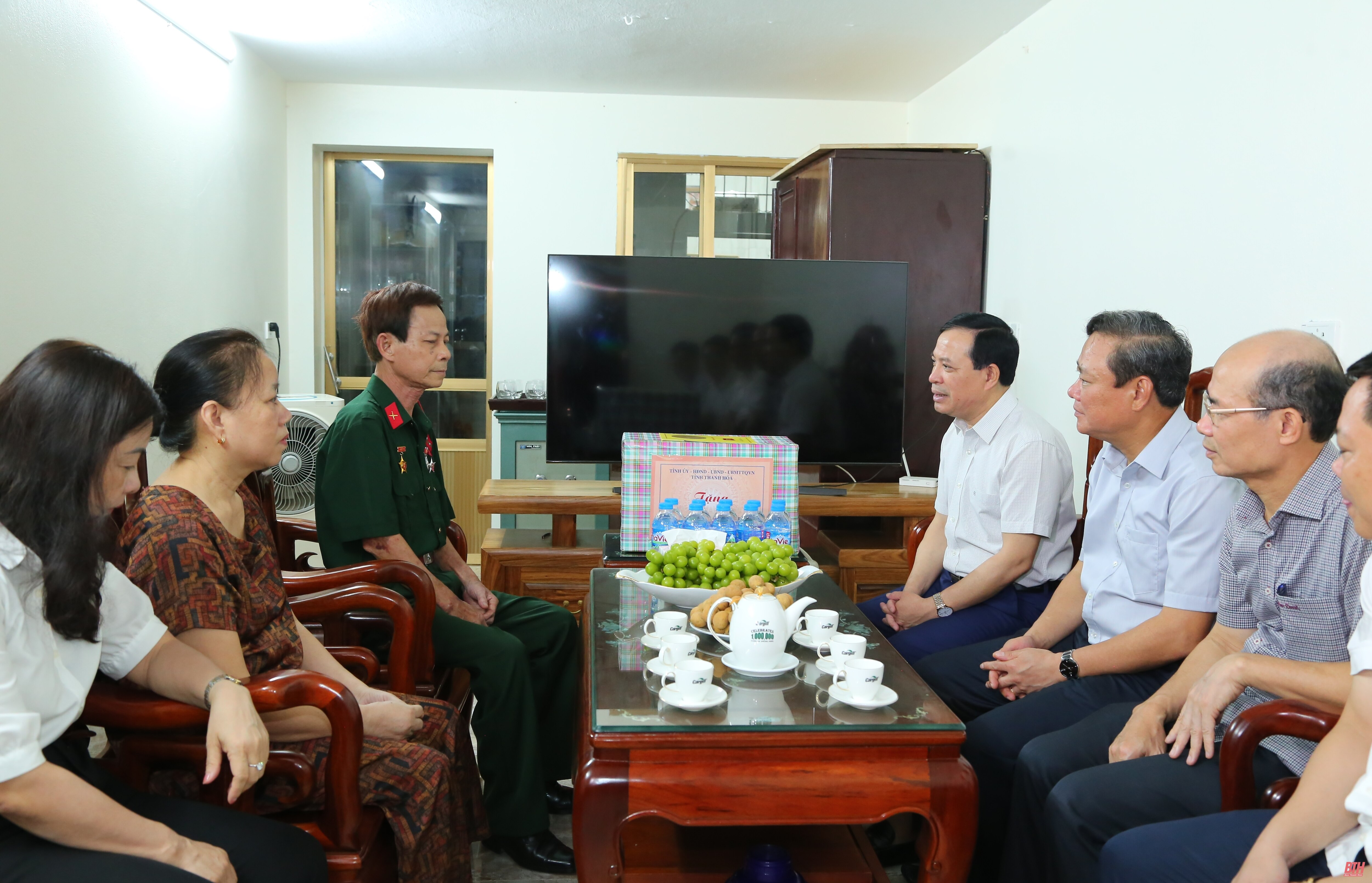 Phó Bí thư Thường trực Tỉnh ủy, Trưởng Đoàn ĐBQH tỉnh Lại Thế Nguyên thăm, tặng quà gia đình chính sách tại TP Thanh Hóa