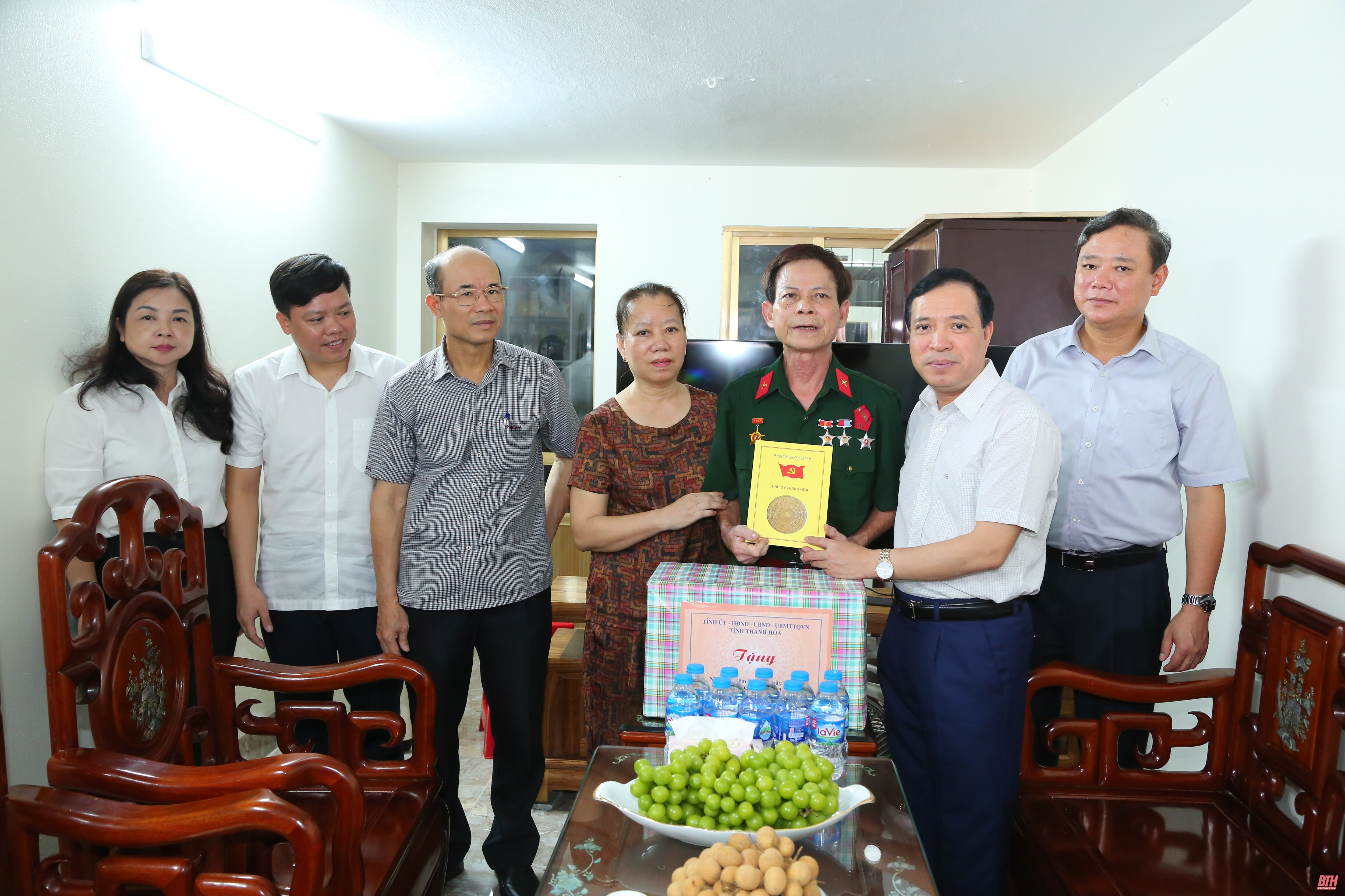 Phó Bí thư Thường trực Tỉnh ủy, Trưởng Đoàn ĐBQH tỉnh Lại Thế Nguyên thăm, tặng quà gia đình chính sách tại TP Thanh Hóa