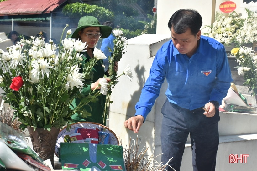 Trao nhà tình nghĩa, tặng quà thân nhân liệt sỹ, người có công ở Hà Tĩnh