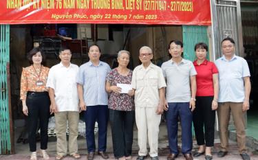 Lãnh đạo thành phố và phường Nguyễn Phúc động viên gia đình ông Phạm Văn Xiển.