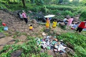 Di tích quốc gia hệ thống giếng cổ Gio An bị xả rác bừa bãi