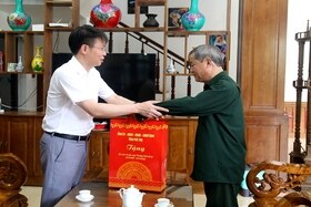 Thăm, tặng quà các gia đình thương binh, liệt sĩ người có công với cách mạng huyện Phù Ninh
