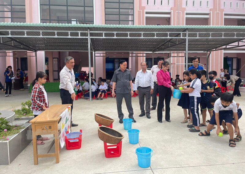 Chủ tịch UBND tỉnh thăm các chiến sĩ đang tổ chức sân chơi ngày hội tuổi thơ tại Trường Tiểu học Nguyễn Thị Hoa, xã Vang Quới Tây, huyện Bình Đại.
