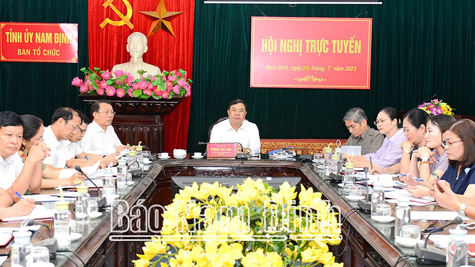 Đồng chí Phạm Gia Túc, Ủy viên BCH Trung ương Đảng, Bí thư Tỉnh ủy và các đại biểu tham dự hội nghị tại điểm cầu Nam Định.