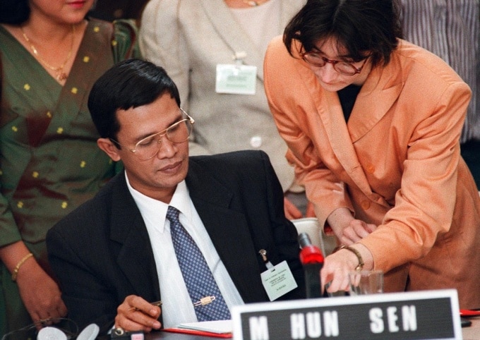 Ông Hun Sen ký Hiệp định Hòa bình Paris vào ngày 23/10/1991, chấm dứt 21 năm nội chiến ở Campuchia. Ảnh: AFP