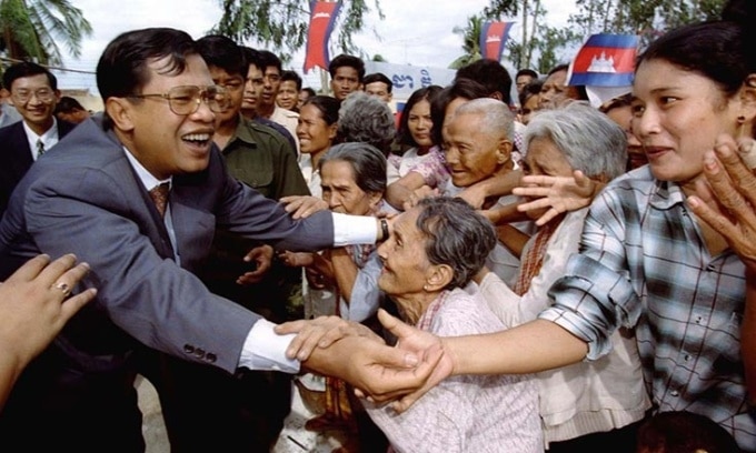 Ông Hun Sen bắt tay những người ủng hộ năm 1997. Ảnh: Reuters