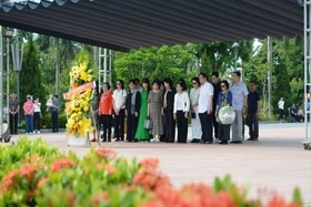 Nguyên Phó Chủ tịch nước Đặng Thị Ngọc Thịnh dâng hoa, dâng hương tại Thành Cổ Quảng Trị, Nhà lưu niệm Tổng Bí thư Lê Duẩn 