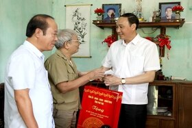 Phó Bí thư Thường trực Tỉnh uỷ thăm, tặng quà tại huyện Hạ Hoà