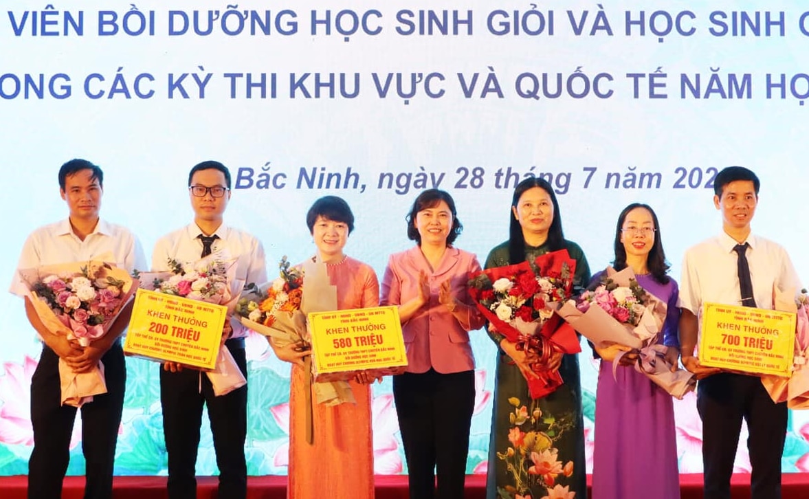 Bắc Ninh chi hơn 3,4 tỉ đồng khen thưởng giáo viên, học sinh giỏi quốc tế   - Ảnh 2.