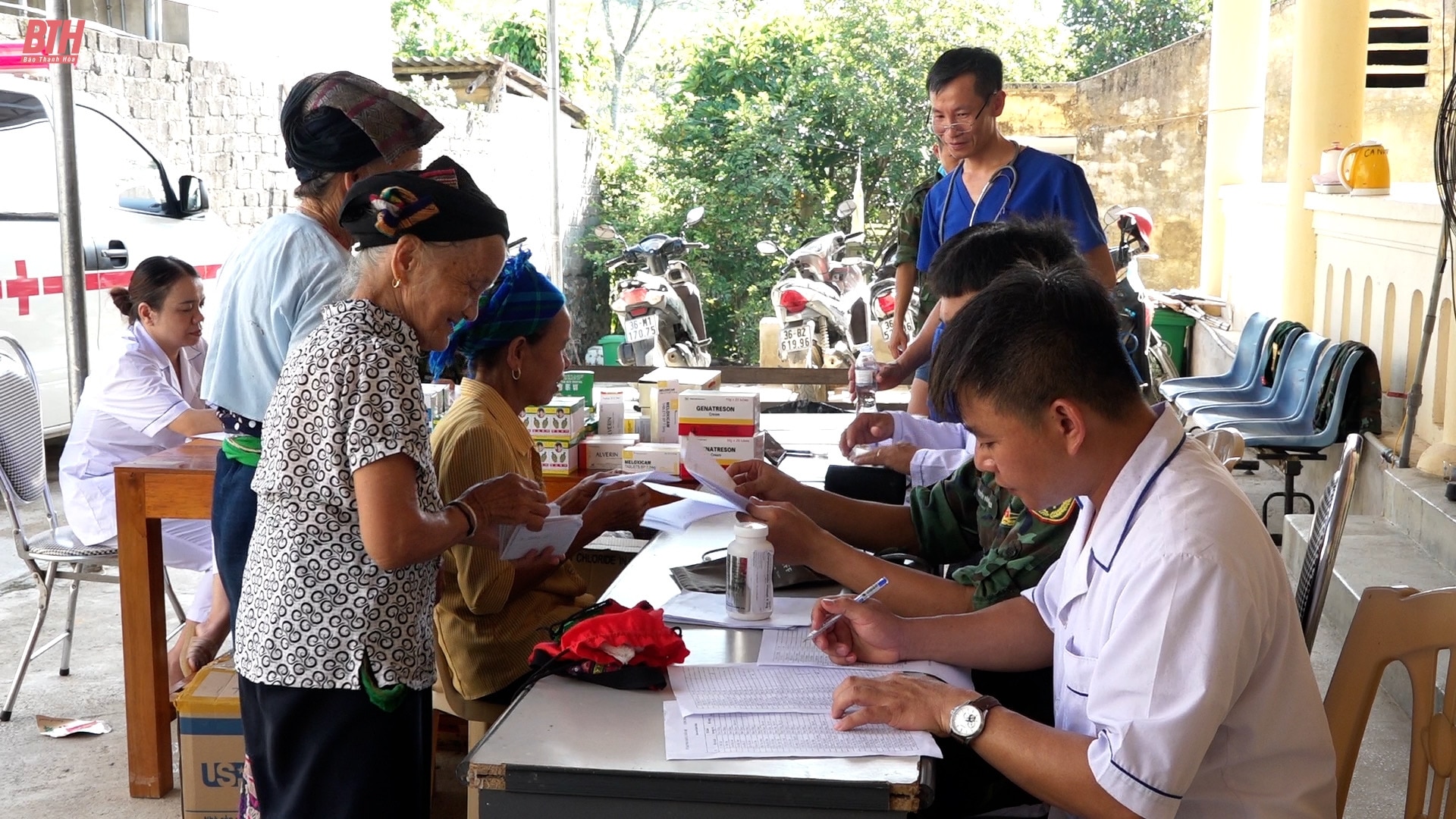 Lữ đoàn Thông tin 80, Quân khu 4 làm công tác dân vận tại xã Xuân Lộc 