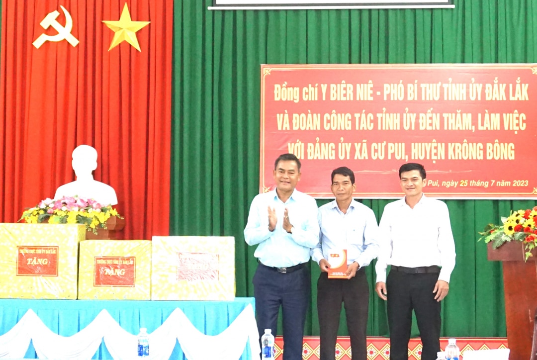 Đoàn công tác của Thường trực Tỉnh ủy đã tặng Đảng ủy xã Cư Pui một bộ máy tính bàn để phục vụ cho công tác hành chính