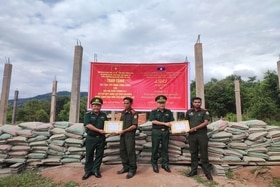 Biên phòng Quảng Trị hỗ trợ vật liệu xây dựng doanh trại cho Đại đội Biên phòng 511 (Lào)