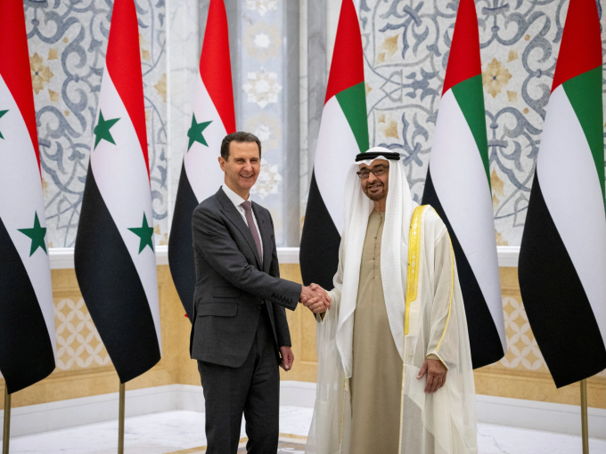 Tổng thống Syria al-Assad bắt tay Tổng thống UAE Mohammed bin Zayed al-Nahyan ở Abu Dhabi hồi tháng 3. Ảnh: Reuters