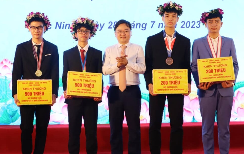Bắc Ninh chi hơn 3,4 tỉ đồng khen thưởng giáo viên, học sinh giỏi quốc tế   - Ảnh 1.