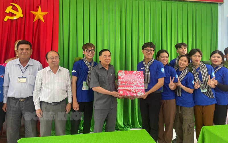 Chủ tịch UBND tỉnh thăm và tặng quà cho chiến sĩ tham gia chiến dịch Thanh niên tình nguyện hè tại tỉnh Bến Tre.