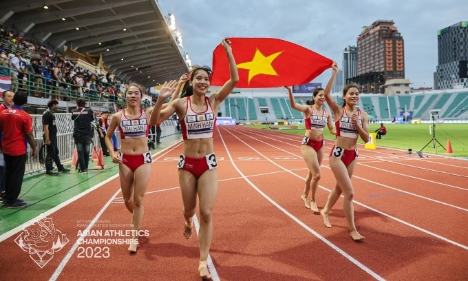 Tổ 4x400m nữ Việt Nam mừng chiến thắng ở chung kết nội dung này của giải vô địch điền kinh châu Á ngày 16/7. Ảnh: AAC