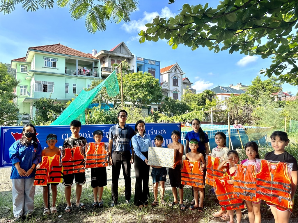 Đồng chí Nguyễn Phương Thảo, Phó Bí thư Tỉnh đoàn Quảng Ninh tặng áo phao cho các em thiếu nhi phường Cẩm Sơn, TP Cẩm Phả.