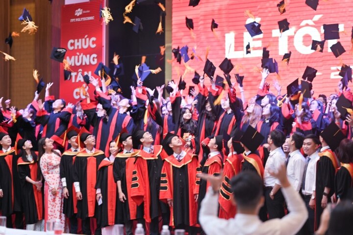 Lễ tốt nghiệp là dấu mốc quan trọng của mỗi người, tại FPT Polytechnic, lễ tốt nghiệp còn thú vị hơn khi nhiều sinh viên được “sếp” đến dự và chúc mừng.