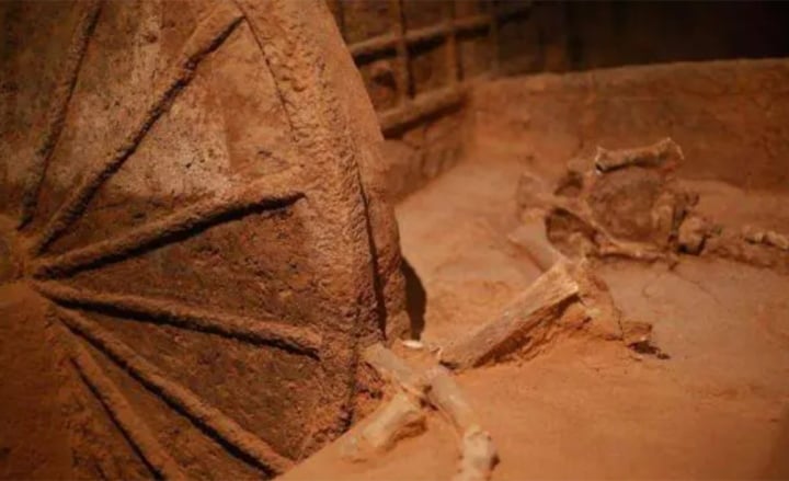 Việc tình cờ tìm thấy gói mỳ ăn liền trong ngôi mộ cổ giúp các nhà khảo cổ phát hiện ra sự bất thường.