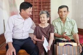 Thăm, tặng quà gia đình chính sách tại các huyện Vĩnh Linh, Cam Lộ