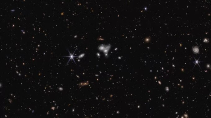 Ảnh toàn cảnh của hơn 100.000 thiên hà trong dự án Khảo sát Khoa học Phát hành Sớm Tiến hóa Vũ trụ (CEERS). Ảnh: NASA/ESA/CSA/Steve Finkelstein (UT Austin)/Micaela Bagley (UT Austin)/Rebecca Larson (UT Austin)/Alyssa Pagan (STScI))