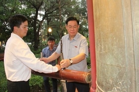 Chủ tịch Quốc hội Vương Đình Huệ tri ân các anh hùng liệt sĩ và tặng quà gia đình chính sách tại Quảng Trị
