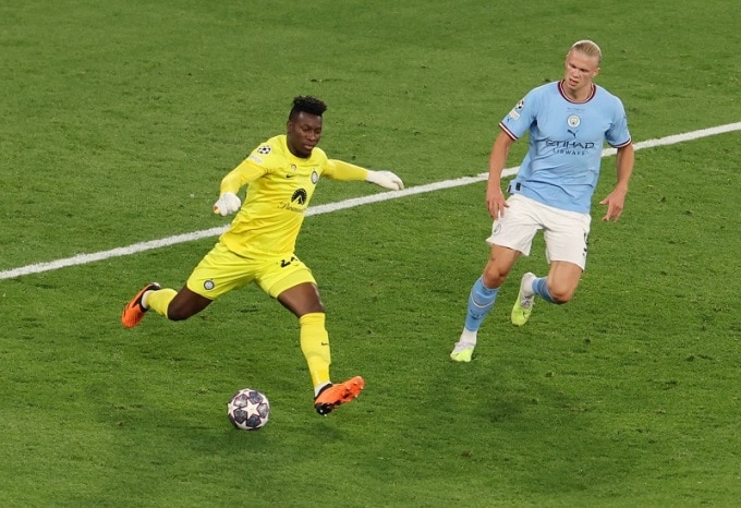 Onana (trái) kiểm soát bóng trong trận chung kết Champions League hôm 10/6. Ảnh: Reuters